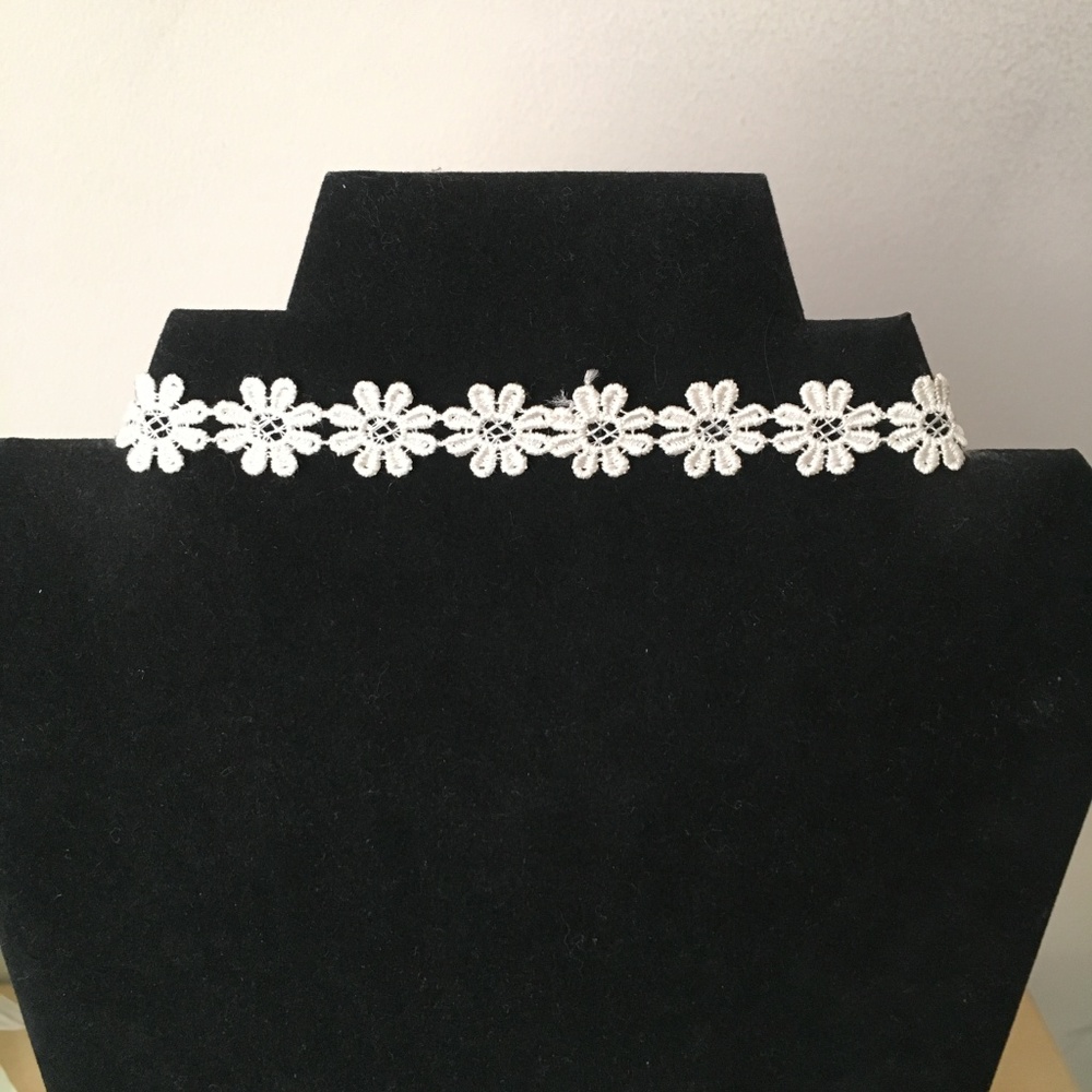 3/$15 ** White flowers lace choker band necklace - Picture 3 of 3